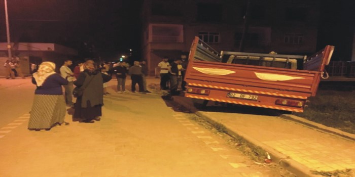 Kahta’da hafif ticari araç kontrolden çıktı: 3 yaralı